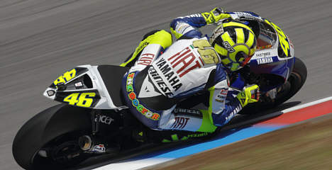 Valentino Rossi (Fiat Yamaha) satsede på en ny motor til sit hjemlands Grand Prix – og tabte. Der skal nu et mirakel til, hvis den italienske mega-stjerne skal vinde VM.